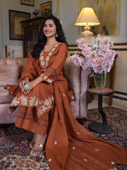 DESIGNER WEAR EXCLUSIVE AND COMFORTABLE SUIT IN REYON SLUB COTTON FABRIC TOP PANT WITH DUPATTA PAIR