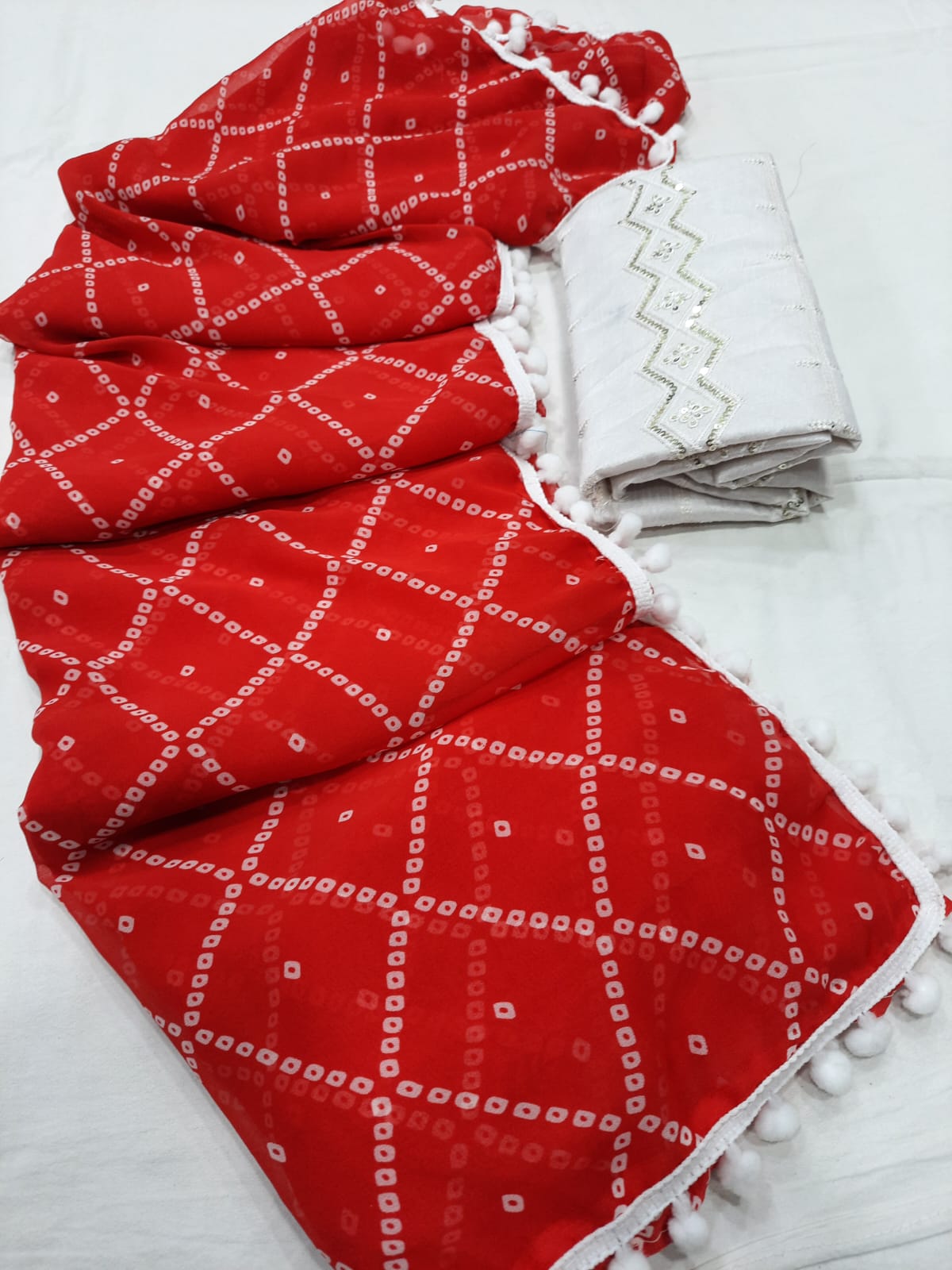 GEORGETTE PRINT  SAREE WITH WHITE PUMPUM LESS BORDER