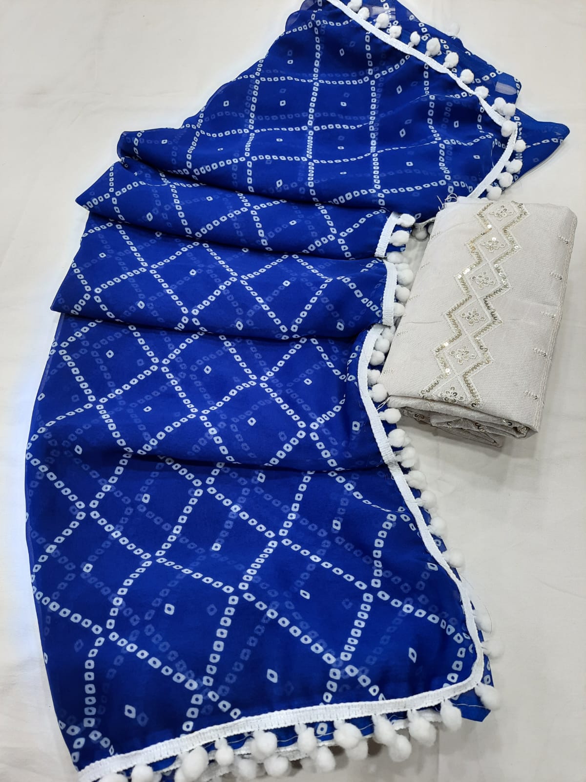 GEORGETTE PRINT  SAREE WITH WHITE PUMPUM LESS BORDER